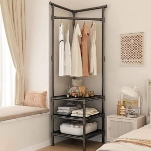 Porte-manteau d'angle à plusieurs niveaux.