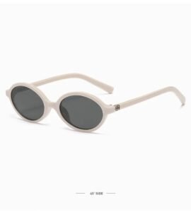 Les lunettes de soleil illustrées sont de la marque Miu Miu – Image 3