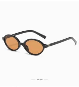 Les lunettes de soleil illustrées sont de la marque Miu Miu – Image 2