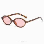 Les lunettes de soleil illustrées sont de la marque Miu Miu