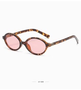 Les lunettes de soleil illustrées sont de la marque Miu Miu