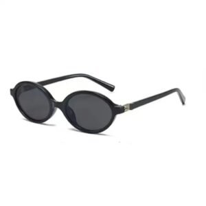 Les lunettes de soleil illustrées sont de la marque Miu Miu – Image 4